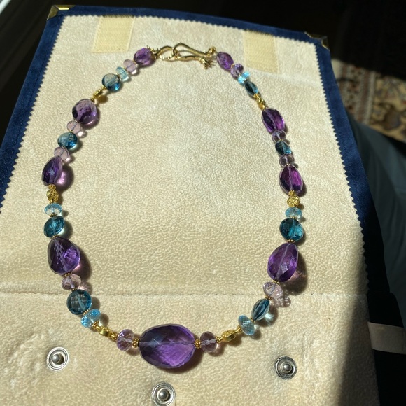 18K GOLD, AMETHYST, & TOPAZ NECKLACE - Picture 2 of 5